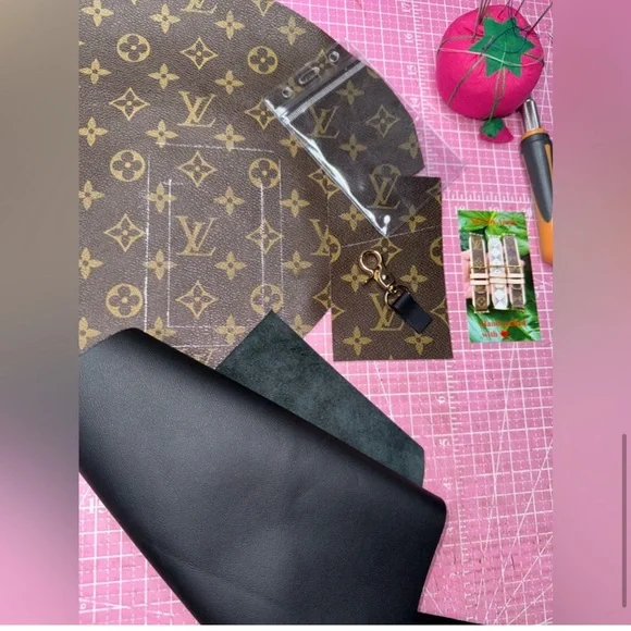 🤎🩷 LV Monogram Custom Lanyard ID Holder handmade - Picture 11 of 13